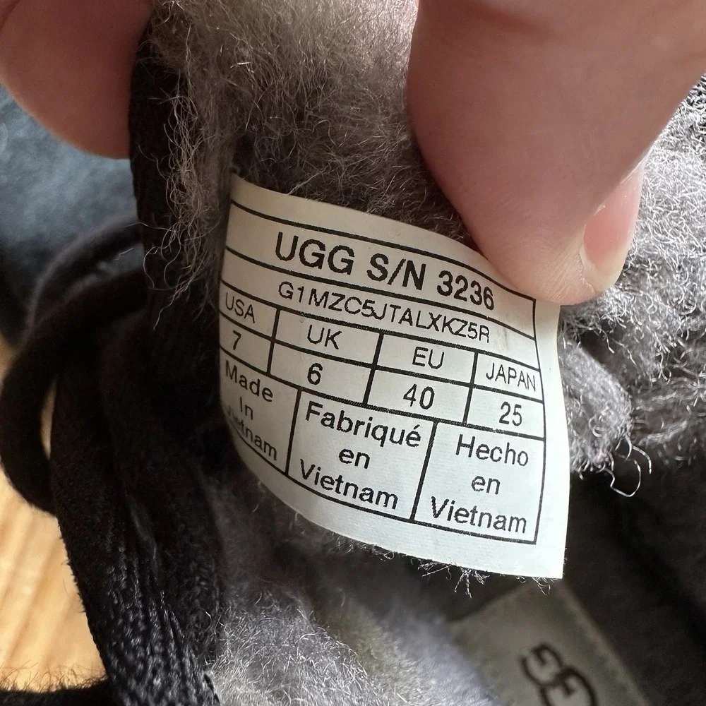 UGG Australia 3236 Chukka Neumel Men's Suede Boots Size 7 Black Shoe